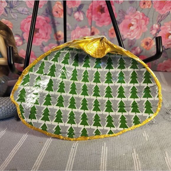 DECOUPAGE CLAM SHELL DECOUPAGE CHRISTMAS TREES ON A CLAM SHELL TRINKET DISH - Picture 1 of 10